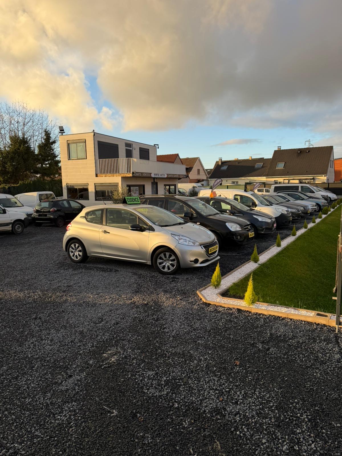 Voitures d'occasion garanties devant le showroom Verse Auto